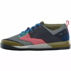 Ion Scrub AMP Flat Shoes Clothing